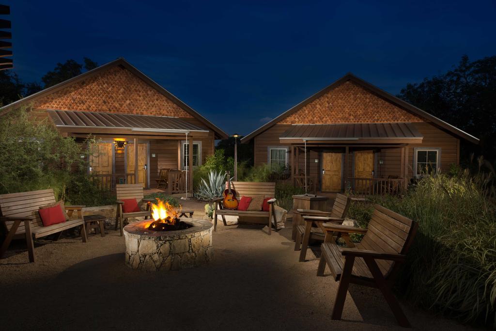 Camp Lucy Hotel Дрипинг Спрингс Екстериор снимка